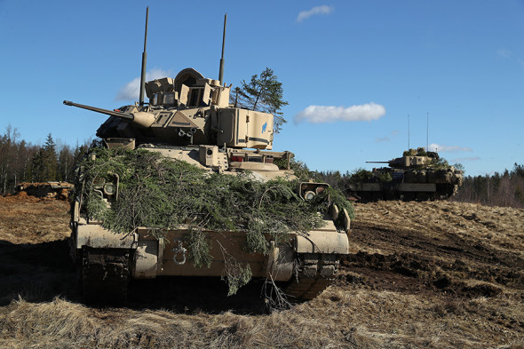 AQSH armiyasining M2A3 Bradley jangovar mashinasi.