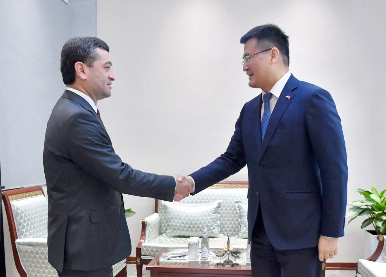 Minister of Foreign Affairs of the Republic of Uzbekistan, Bakhtiyor Saidov with the Ambassador of China, Yu Jun