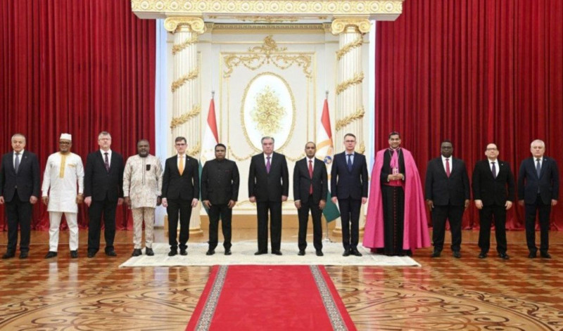 President of Tajikistan receives credentials of new appointed ambassadors